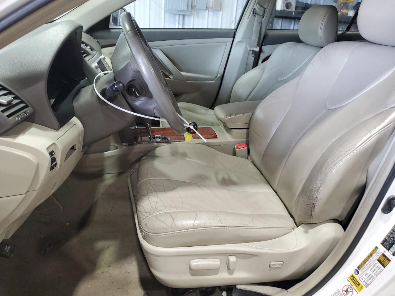 Toyota Camry Base Image 2