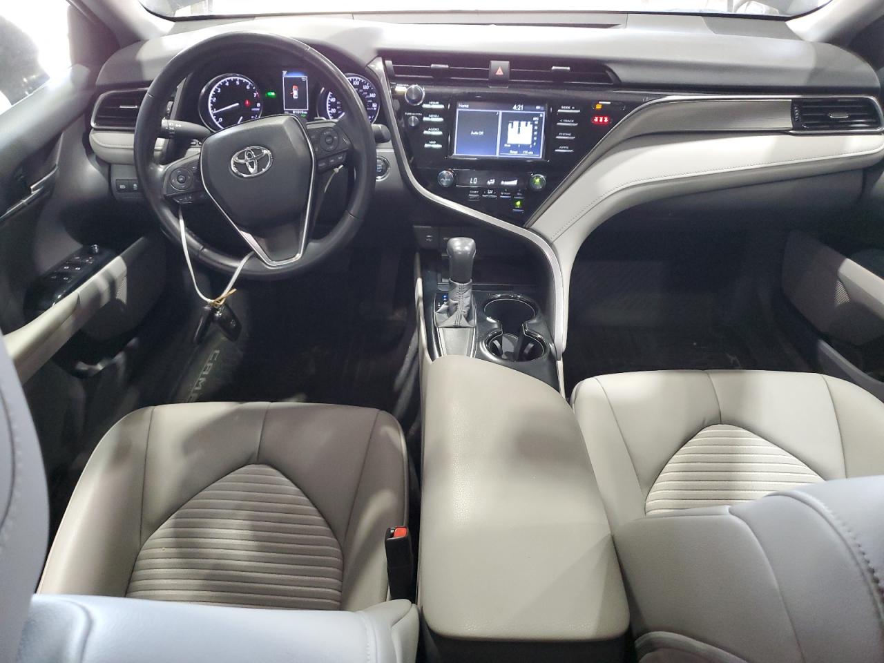 Toyota Camry L Image 6
