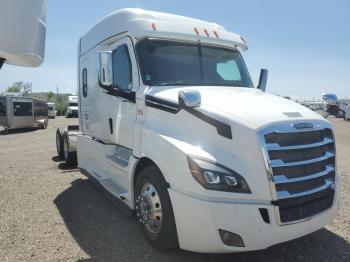  Salvage Freightliner Cascadia 1