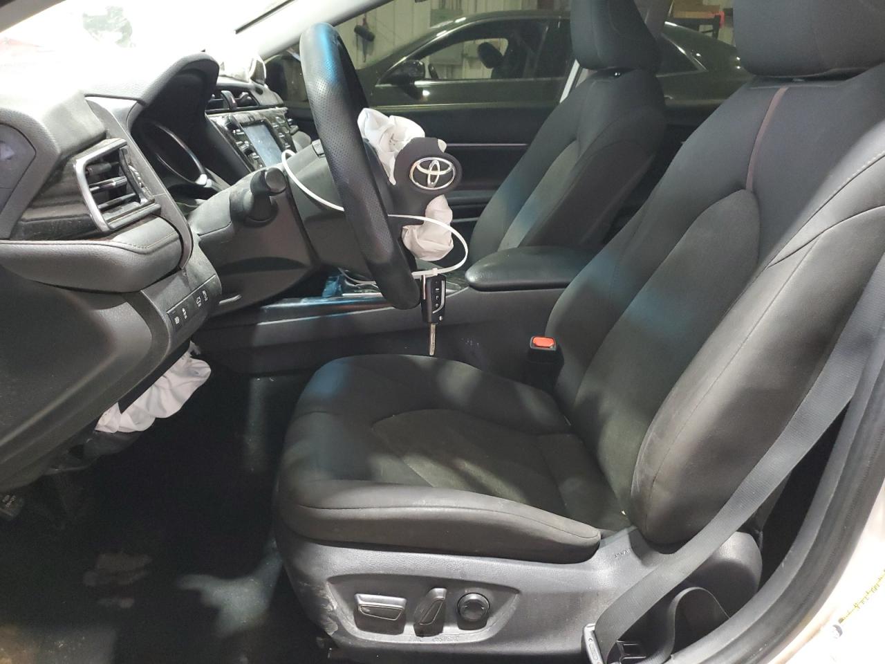 Toyota Camry L Image 8