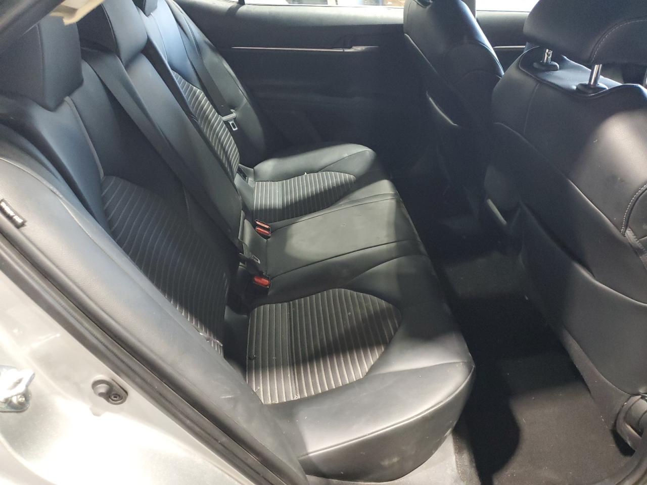 Toyota Camry Se Image 12