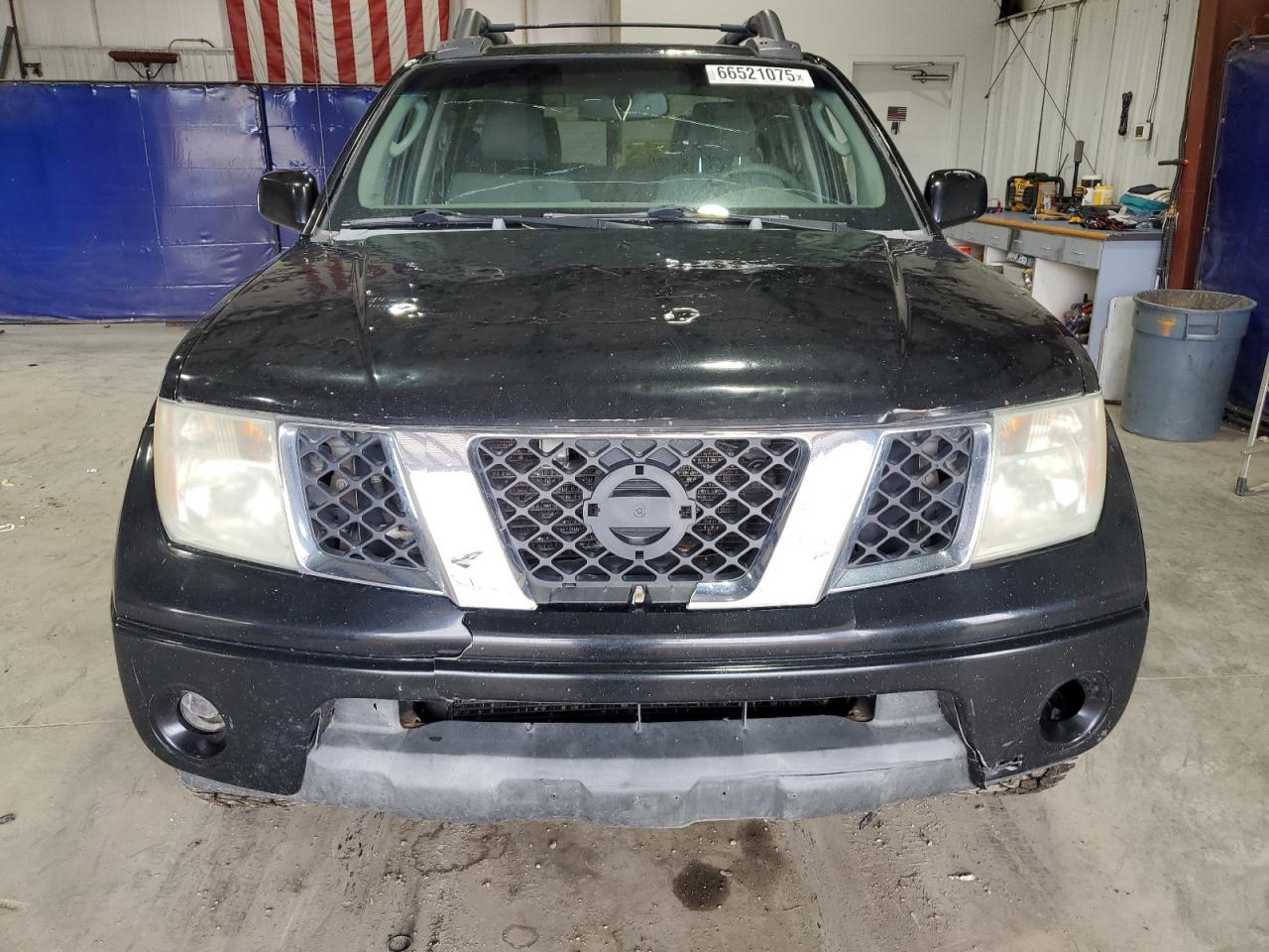 Nissan Frontier Crew Cab Le Image 3