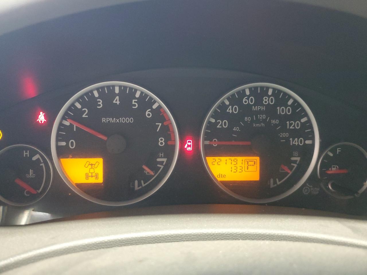 Nissan Frontier Crew Cab Le Image 2