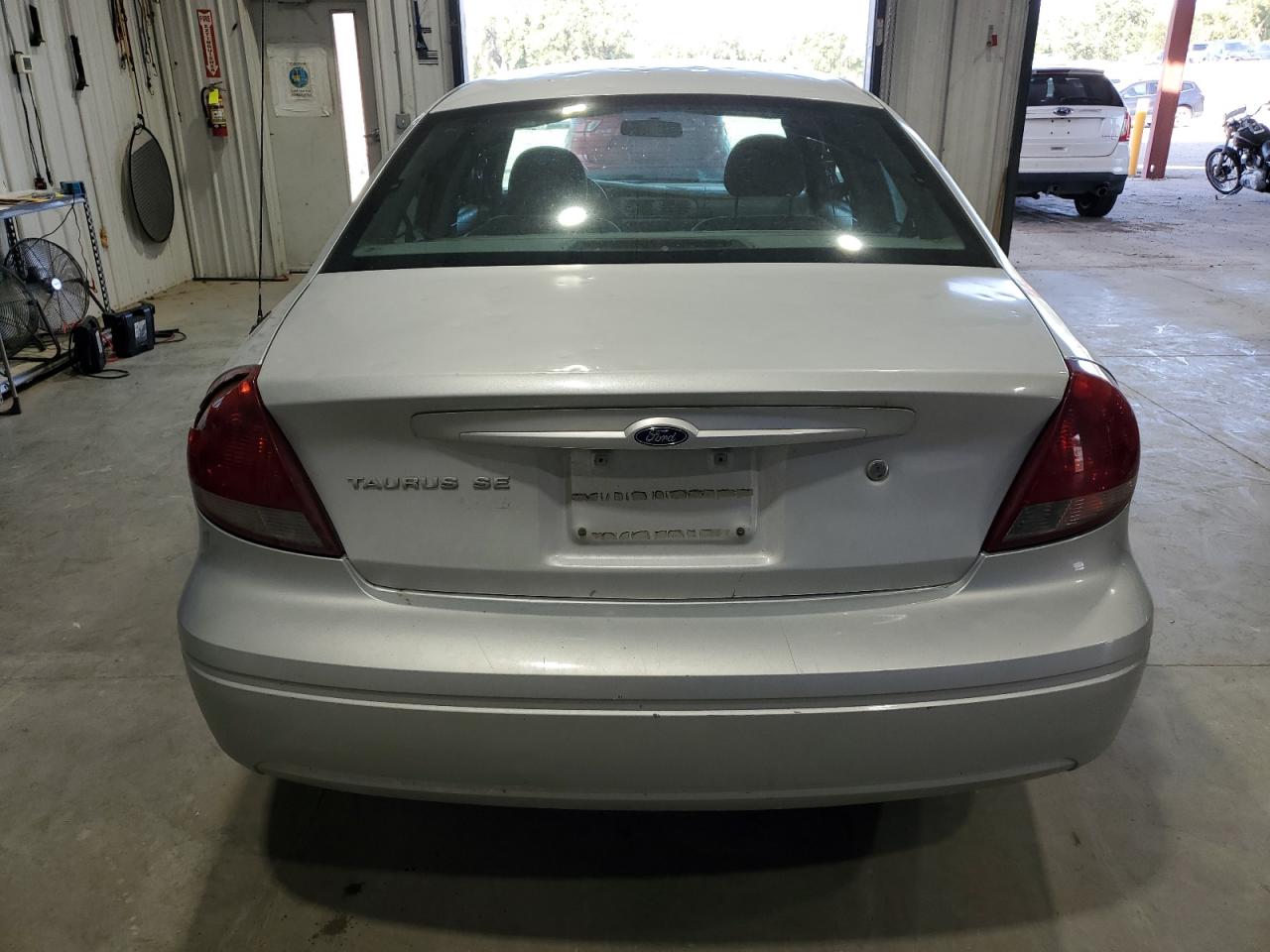 Ford Taurus Se Image 3