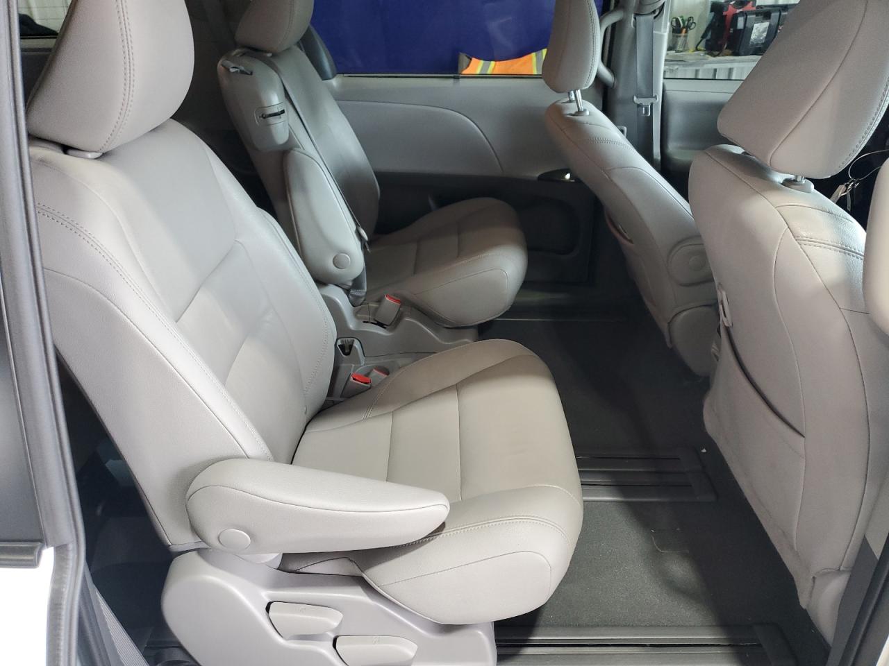 Toyota Sienna Xle Image 2