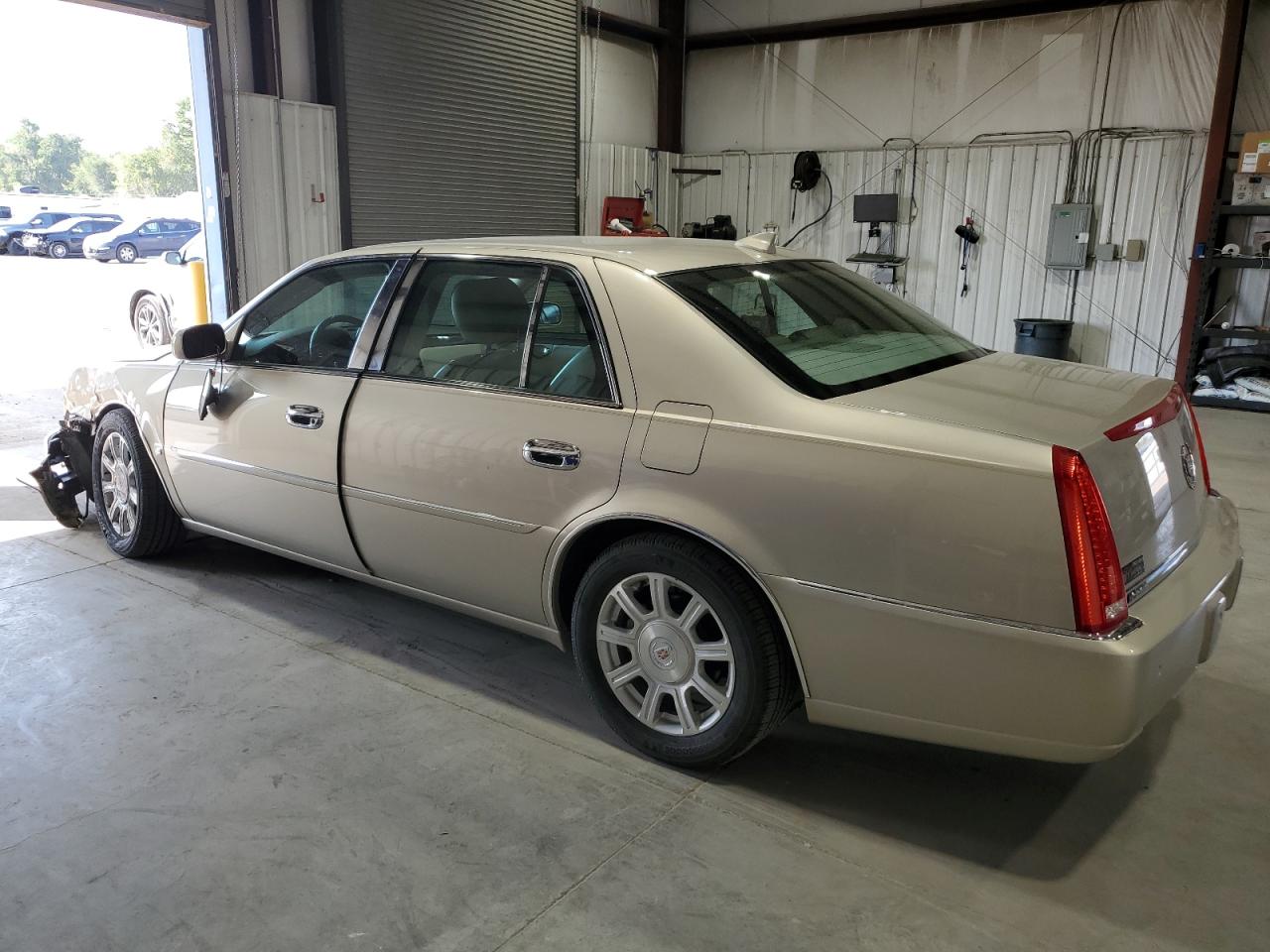 Cadillac DTS Image 12