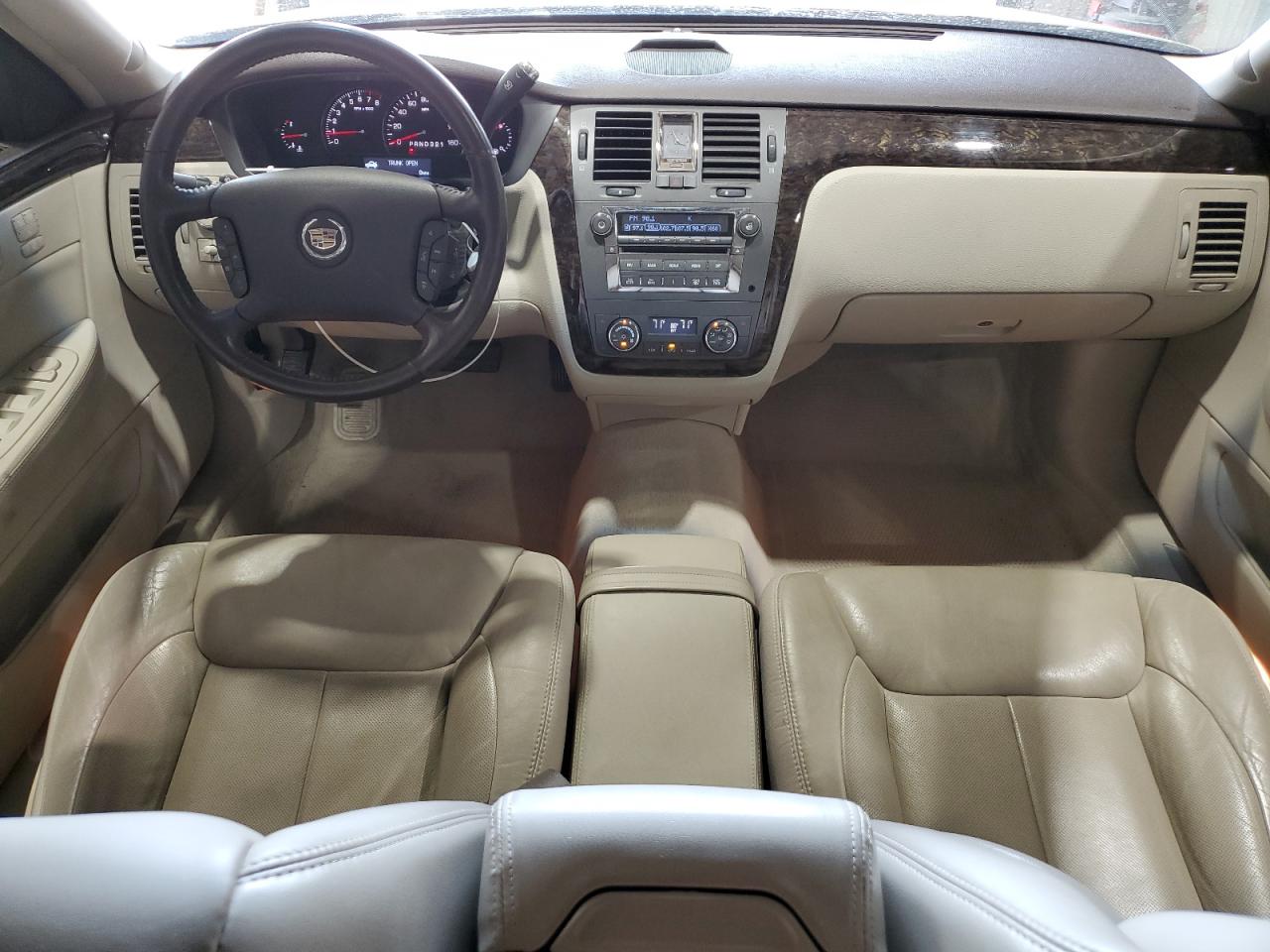 Cadillac DTS Image 9