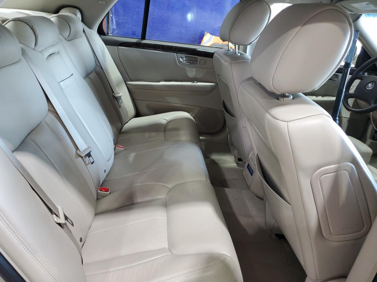 Cadillac DTS Image 8