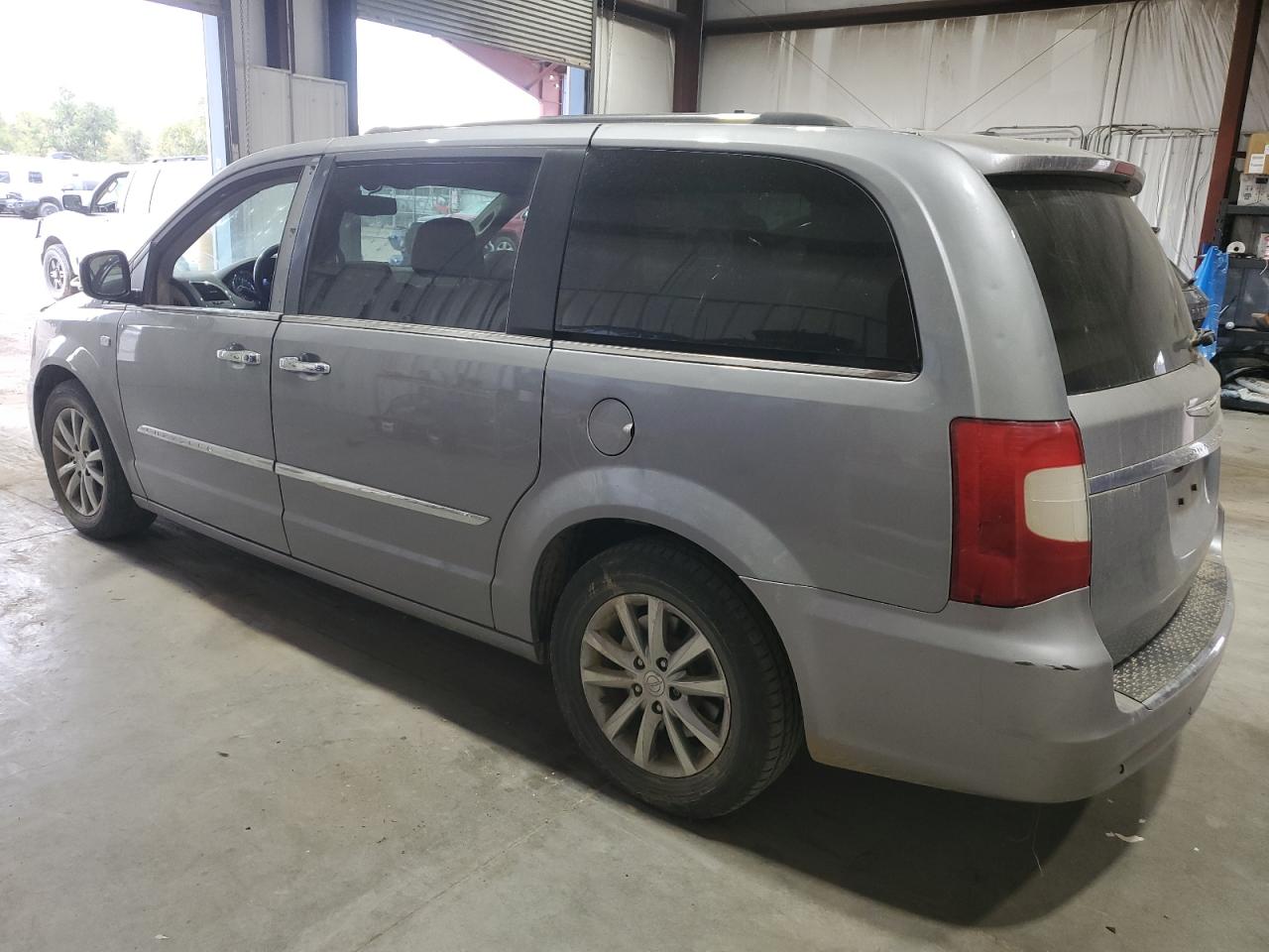 Chrysler Minivan Touring L Image 3