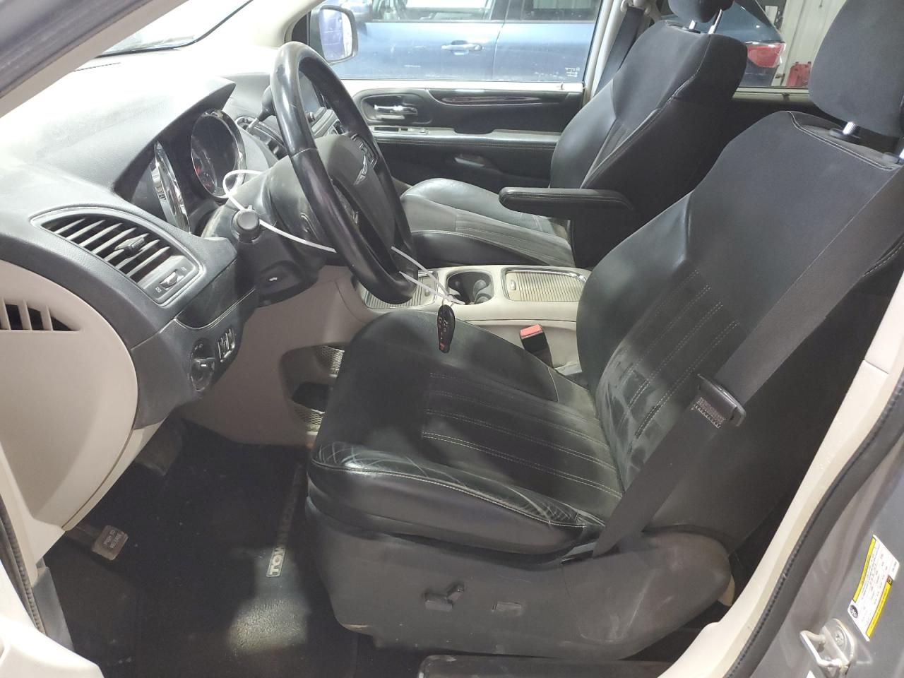 Chrysler Minivan Touring L Image 6