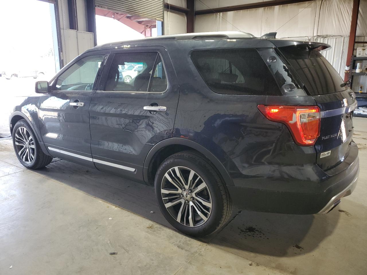 Ford Explorer Platinum Image 3