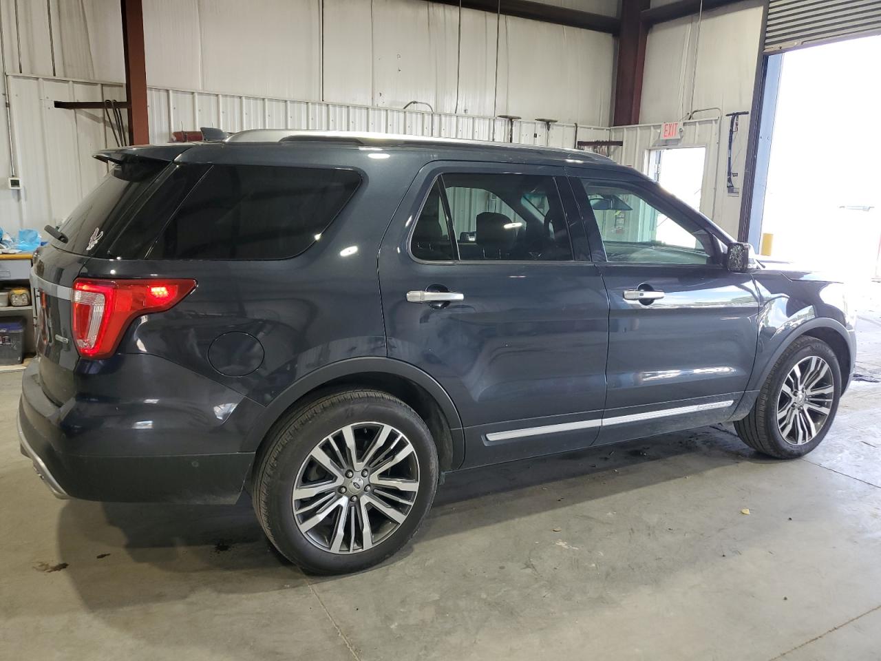 Ford Explorer Platinum Image 13