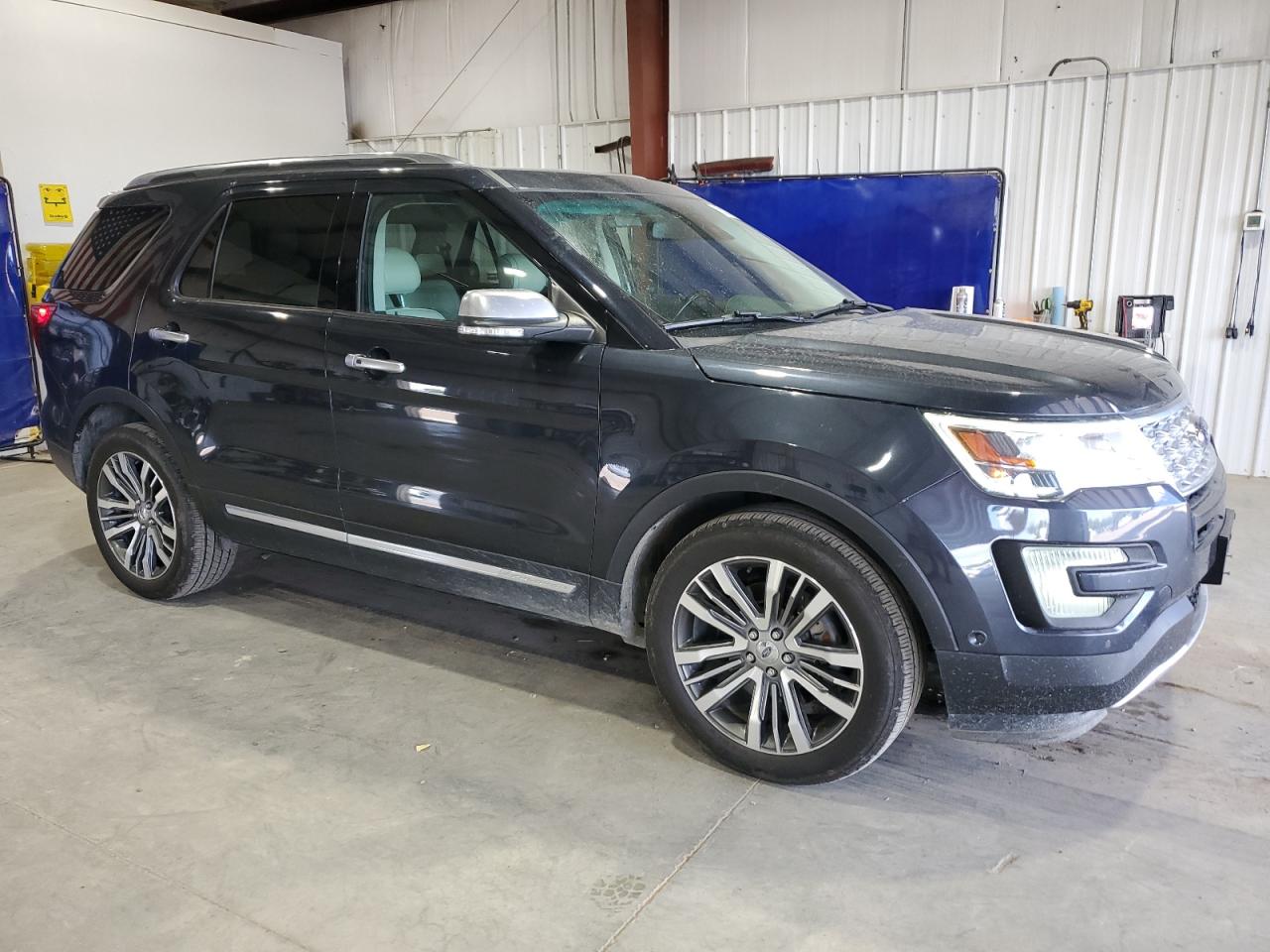 Ford Explorer Platinum Image 12
