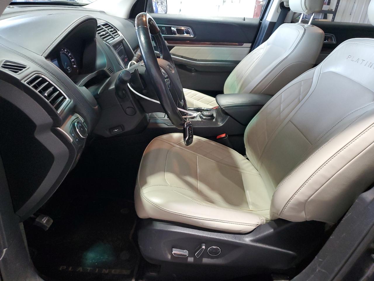 Ford Explorer Platinum Image 7