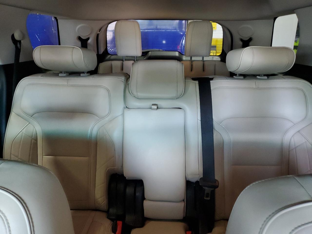 Ford Explorer Platinum Image 9