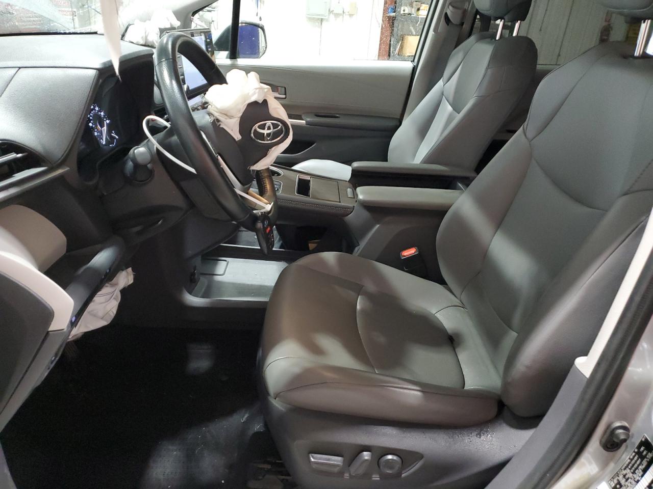 Toyota Sienna Xle Image 8