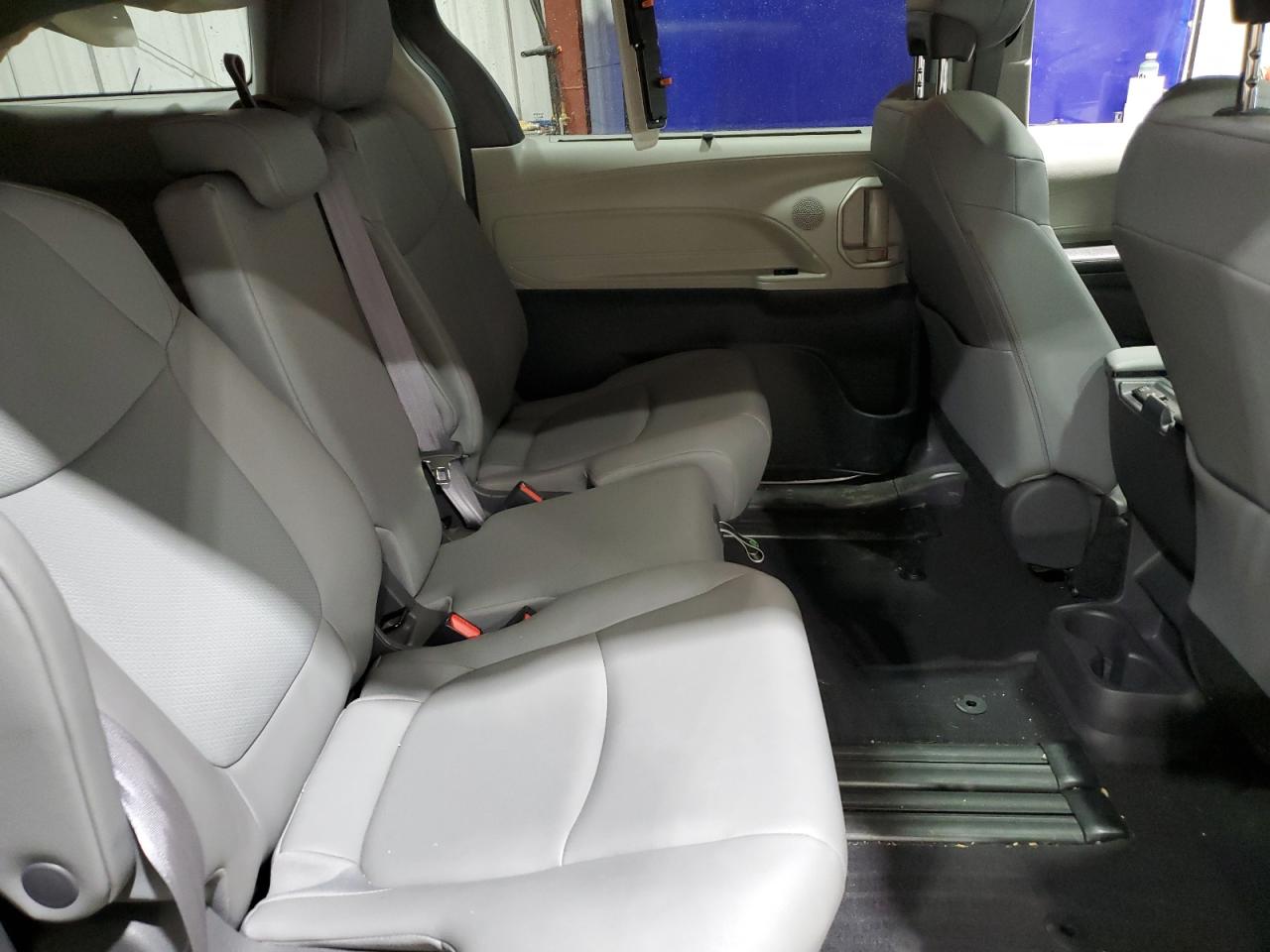 Toyota Sienna Xle Image 2