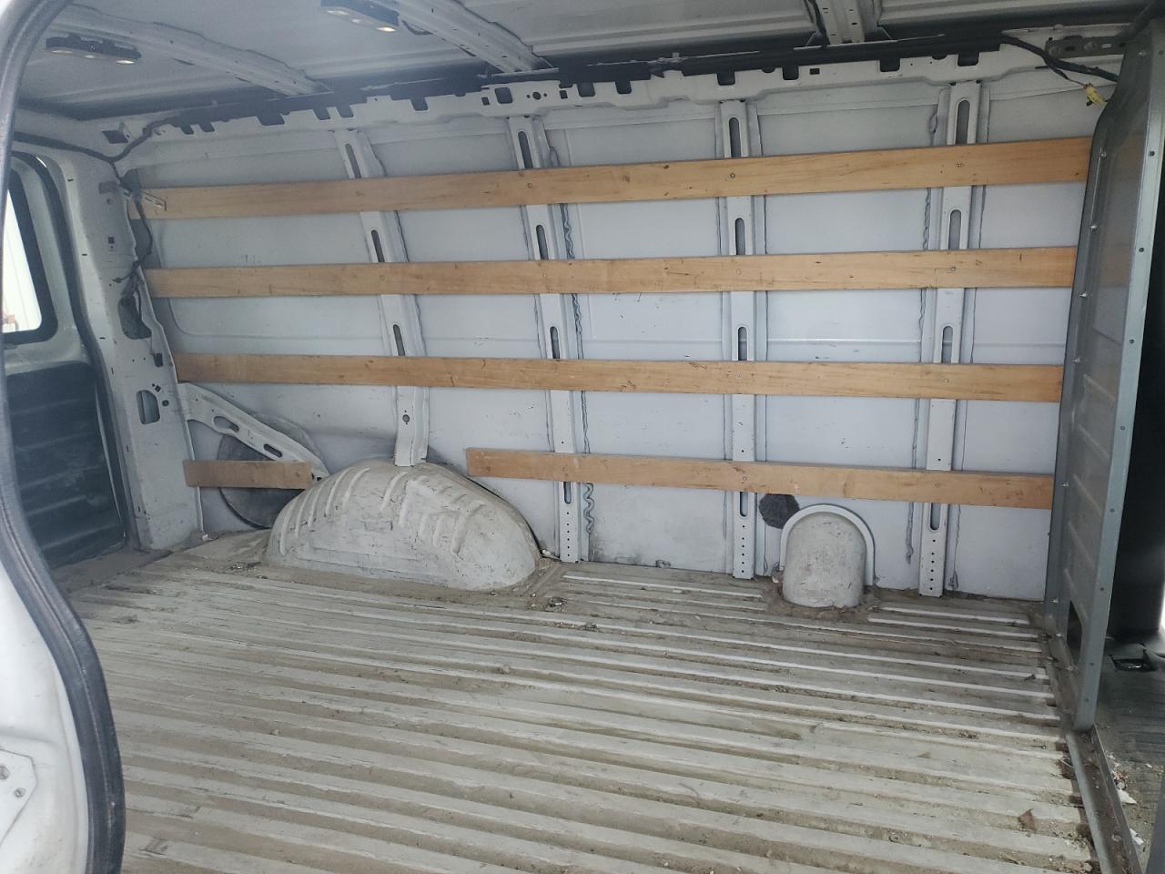 GMC Savana G2500 Image 4