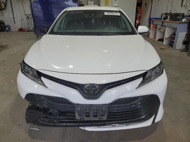 Toyota Camry Le Image 7