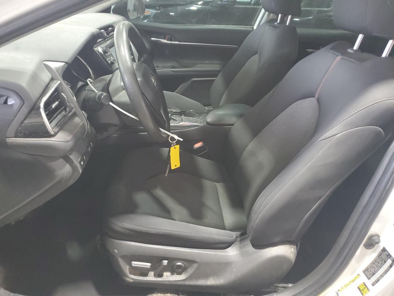 Toyota Camry Le Image 3