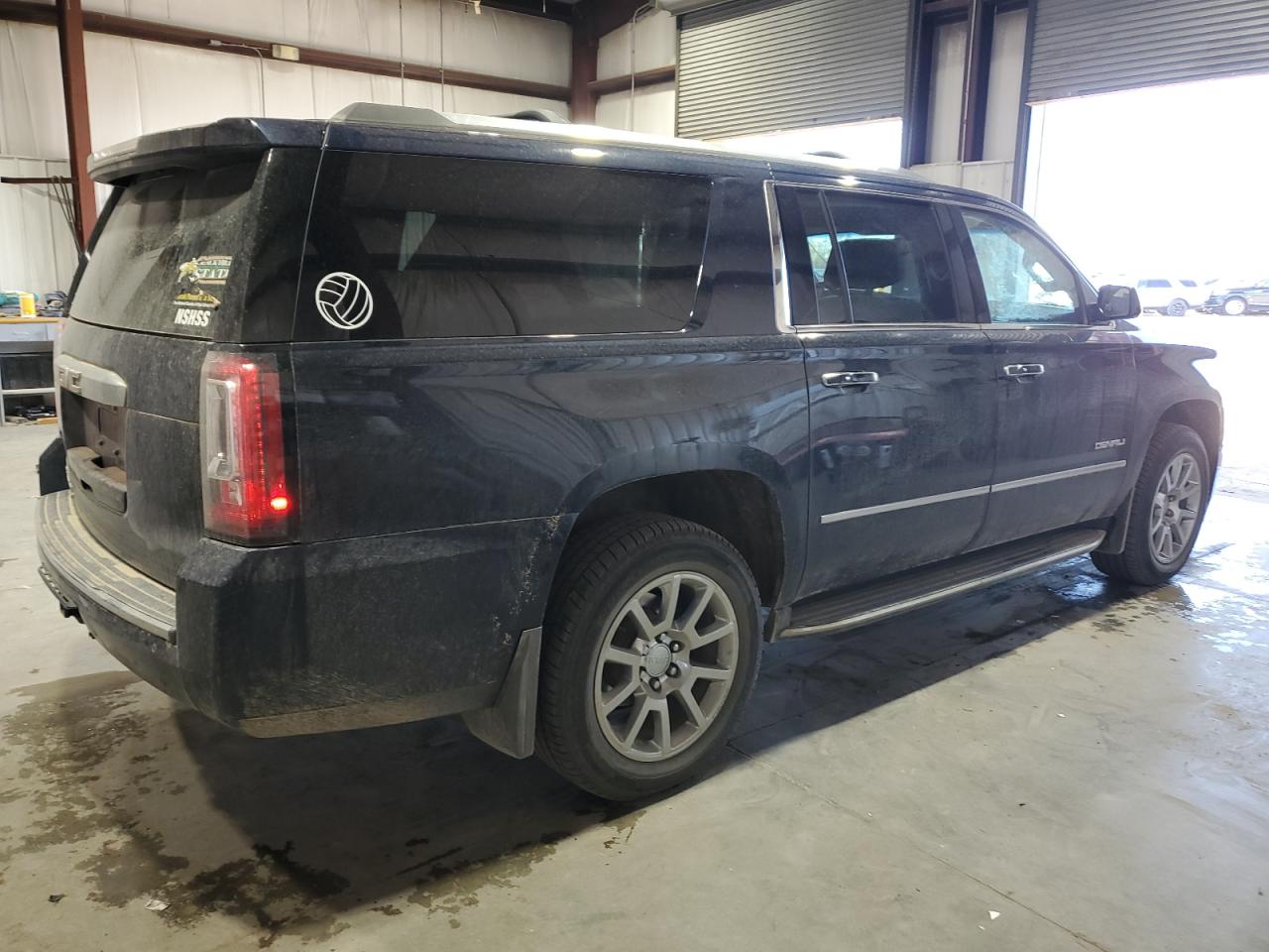 GMC Yukon Denali Image 12