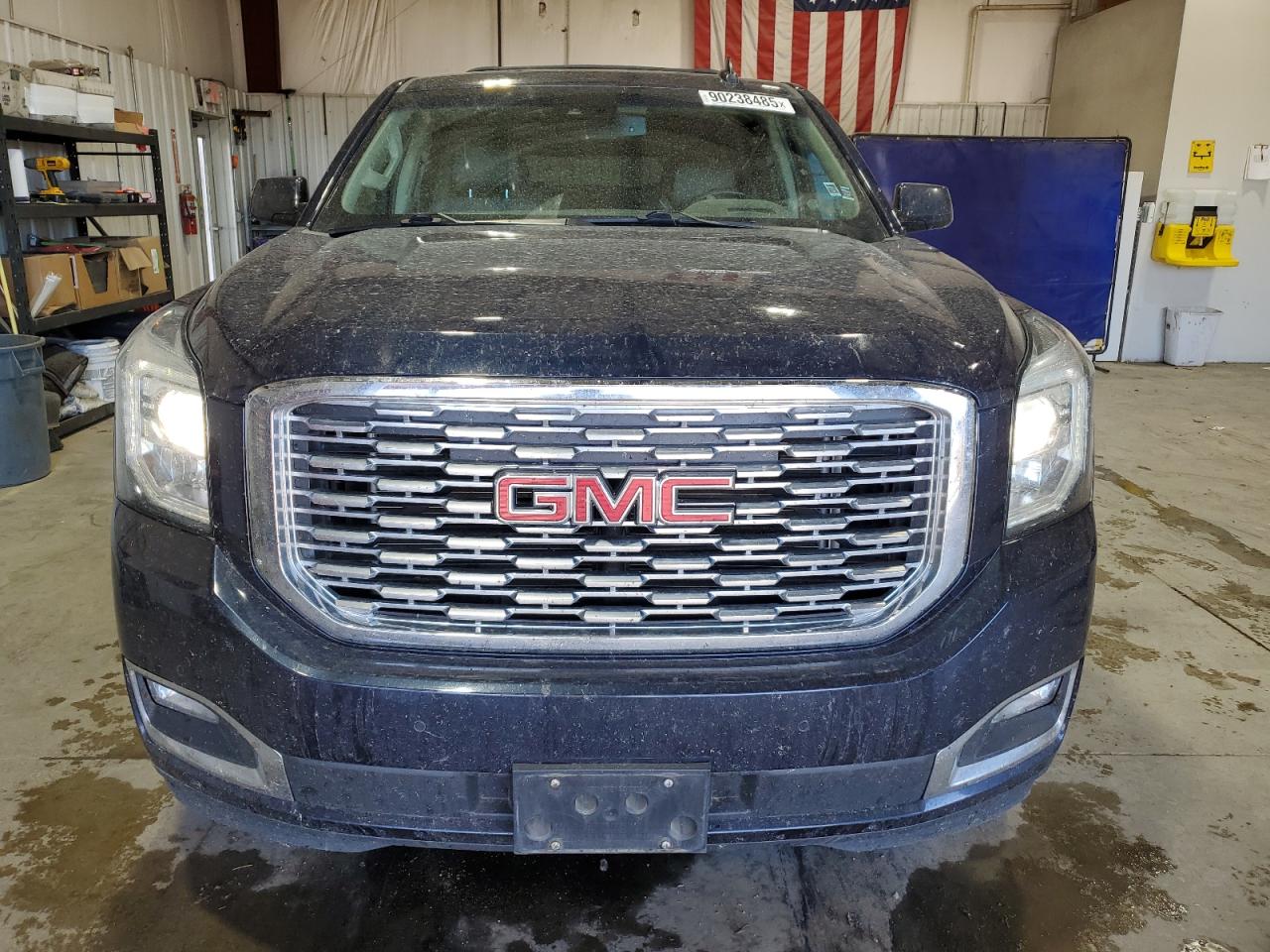 GMC Yukon Denali Image 5
