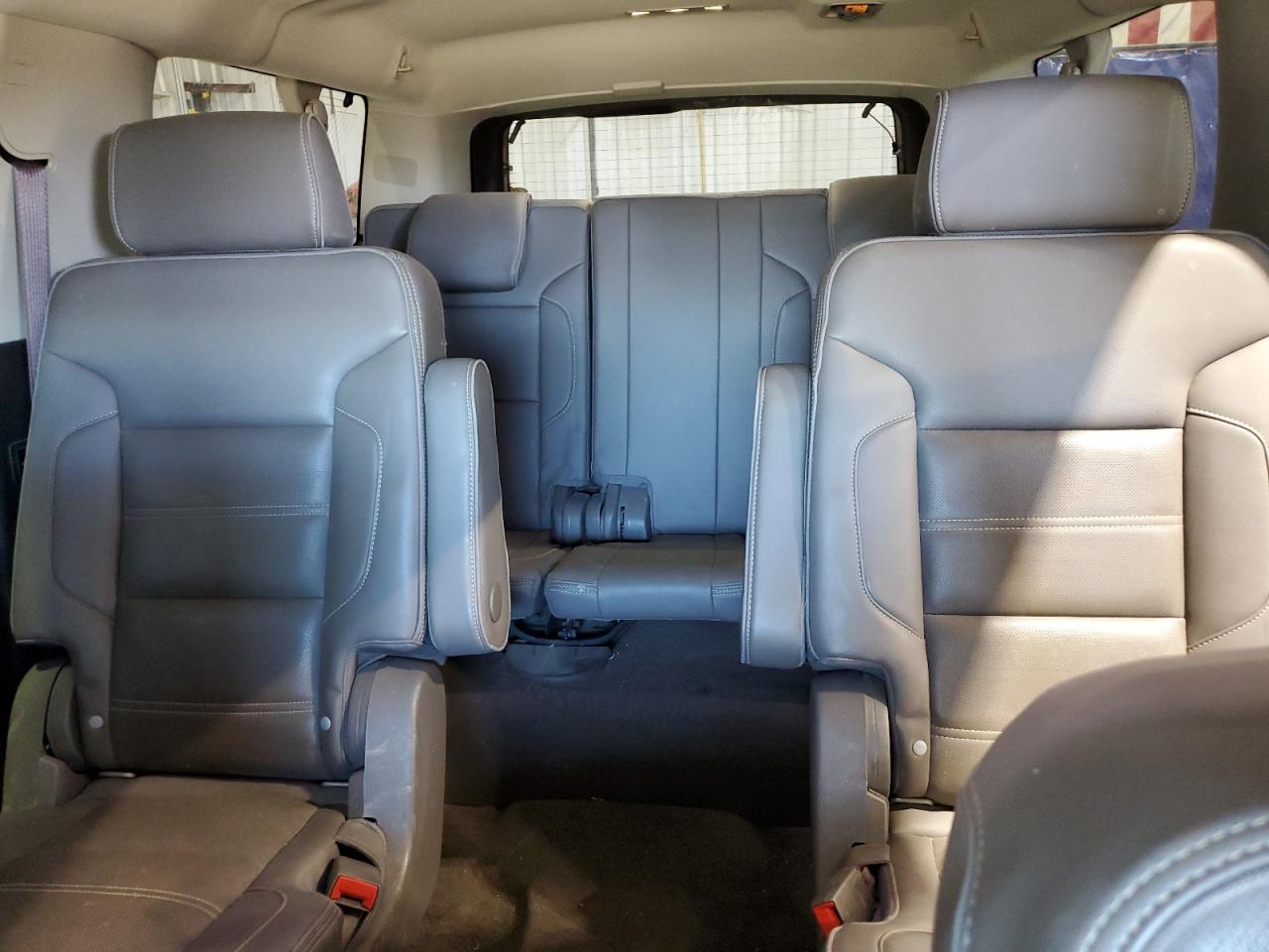 GMC Yukon Denali Image 4