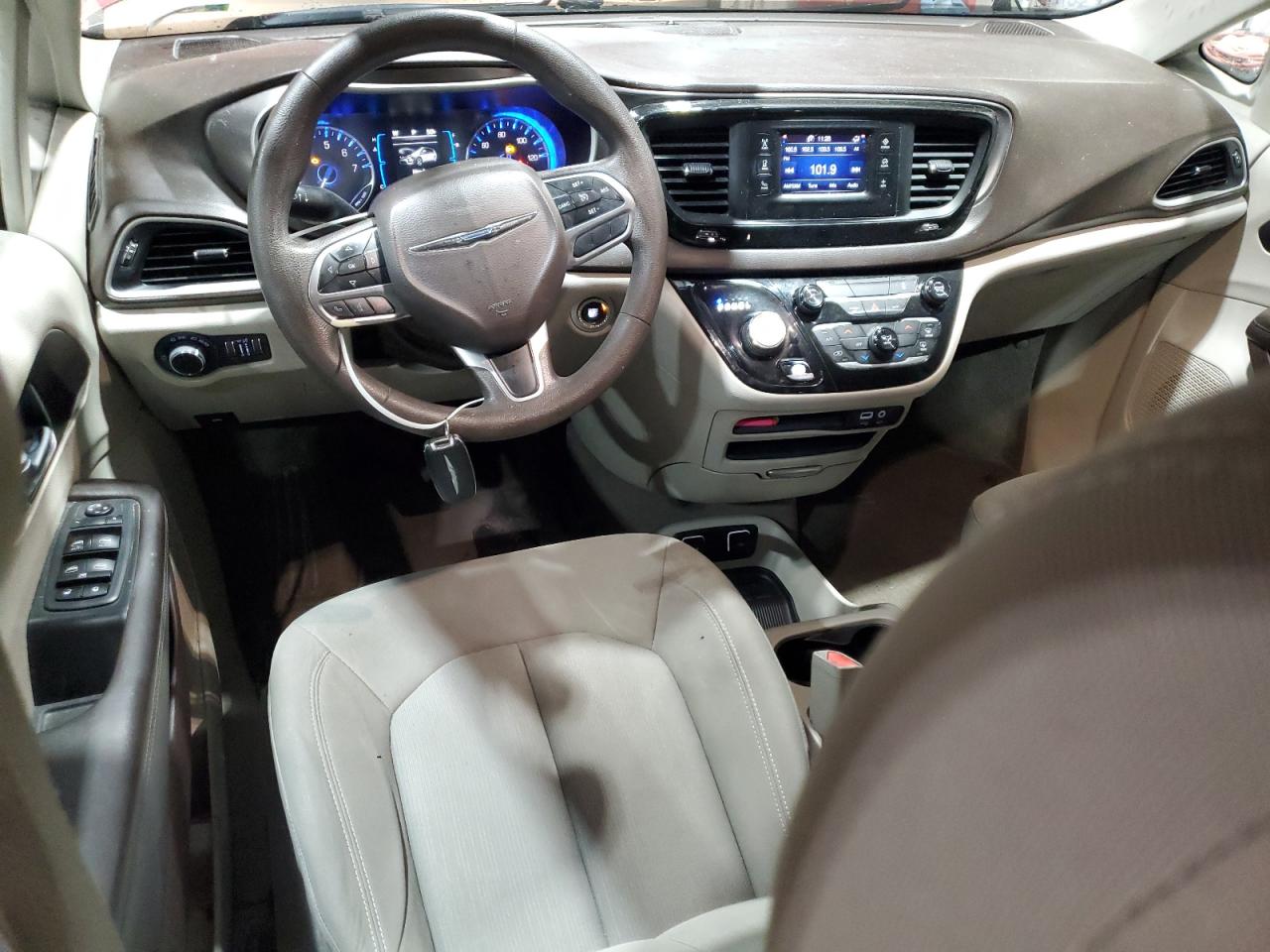 Chrysler Pacifica Touring Image 4
