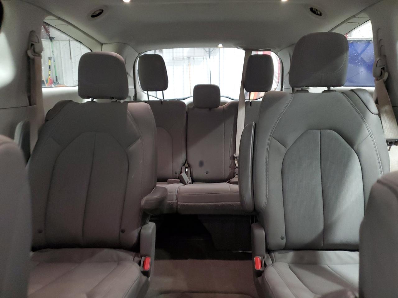 Chrysler Pacifica Touring Image 11