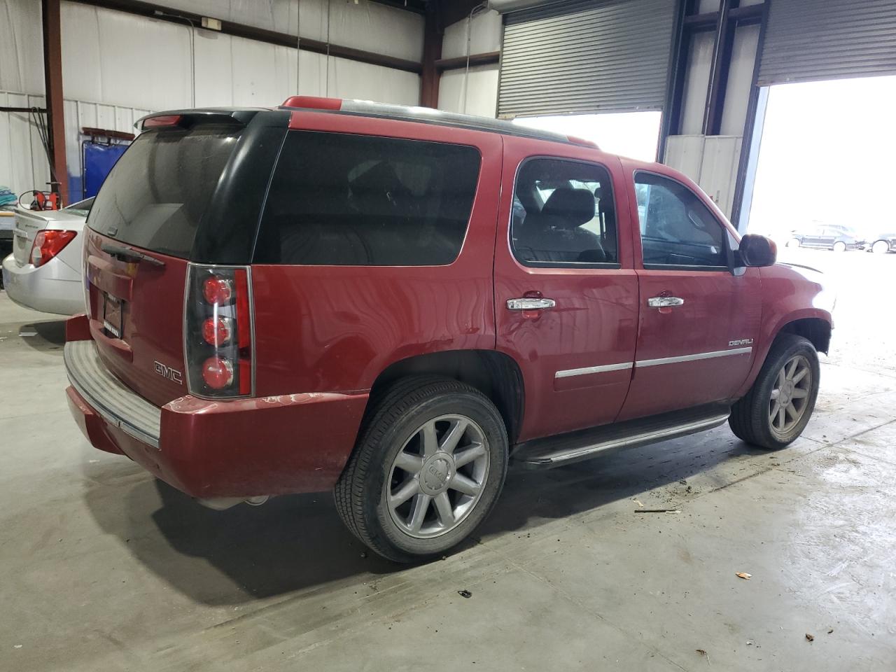 GMC Yukon Denali Image 5