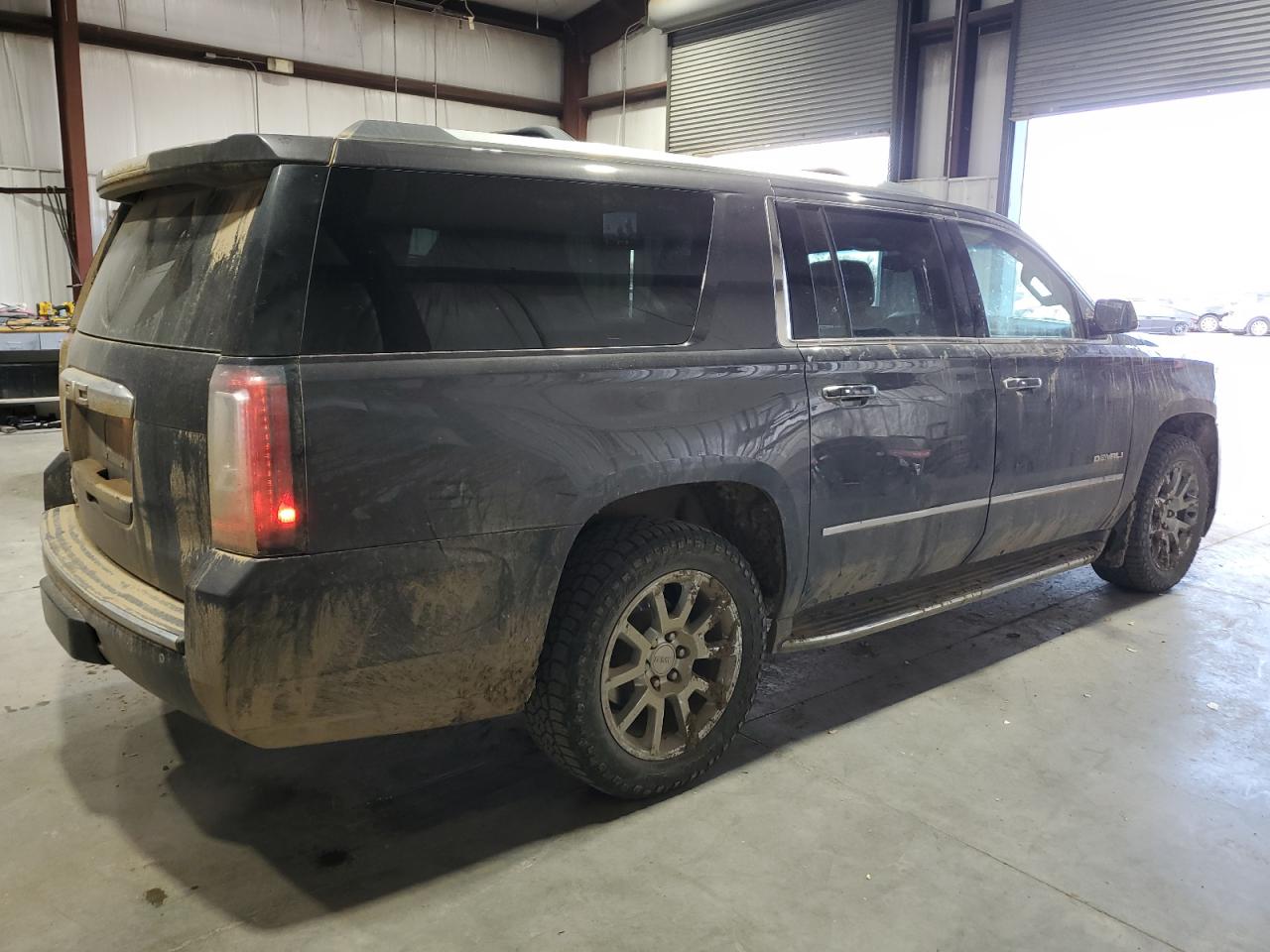 GMC Yukon Denali Image 11