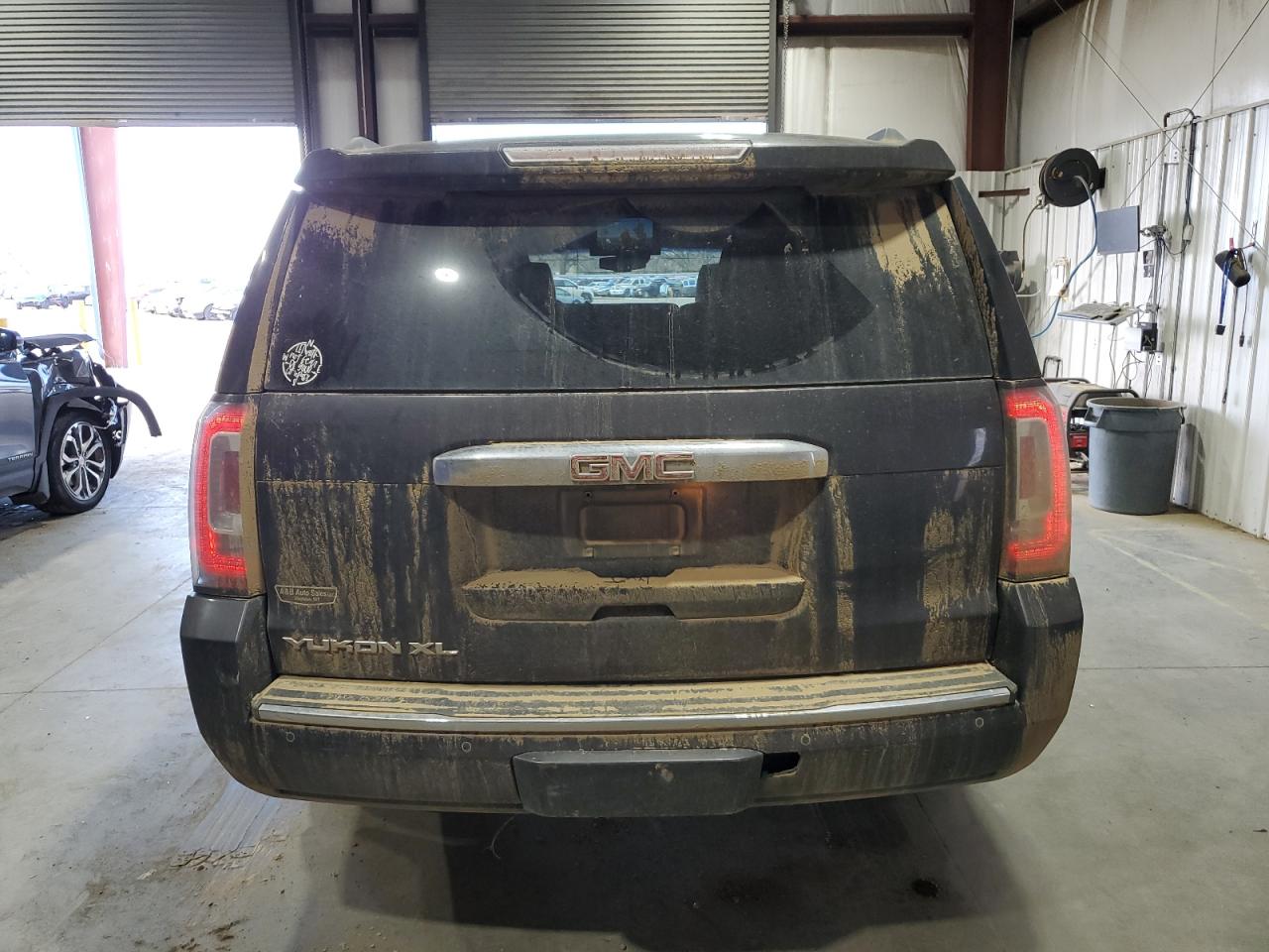 GMC Yukon Denali Image 7