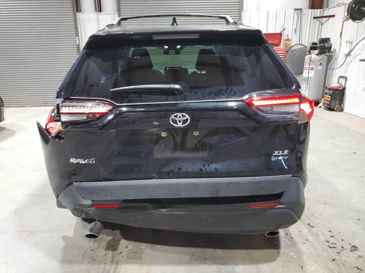 Toyota RAV4 Xle Premium Image 9