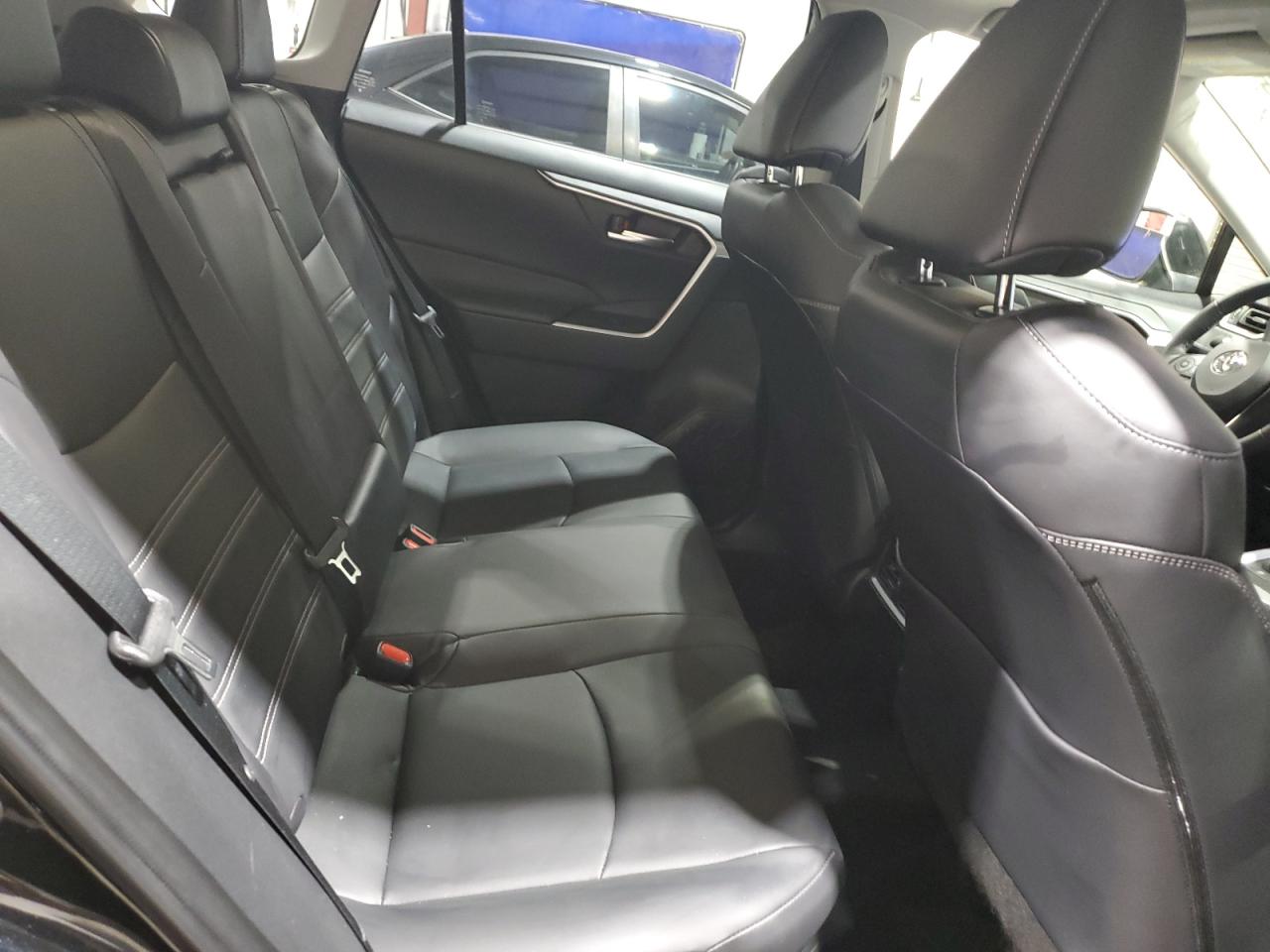 Toyota RAV4 Xle Premium Image 5