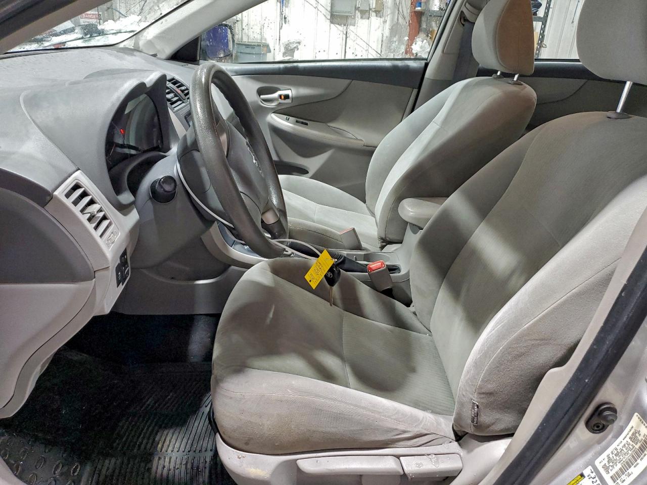 Toyota Corolla Base Image 2