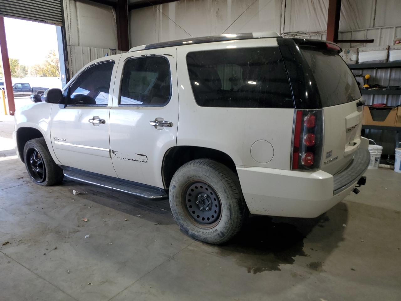 GMC Yukon Denali Image 6