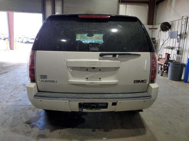 GMC Yukon Denali Image 9