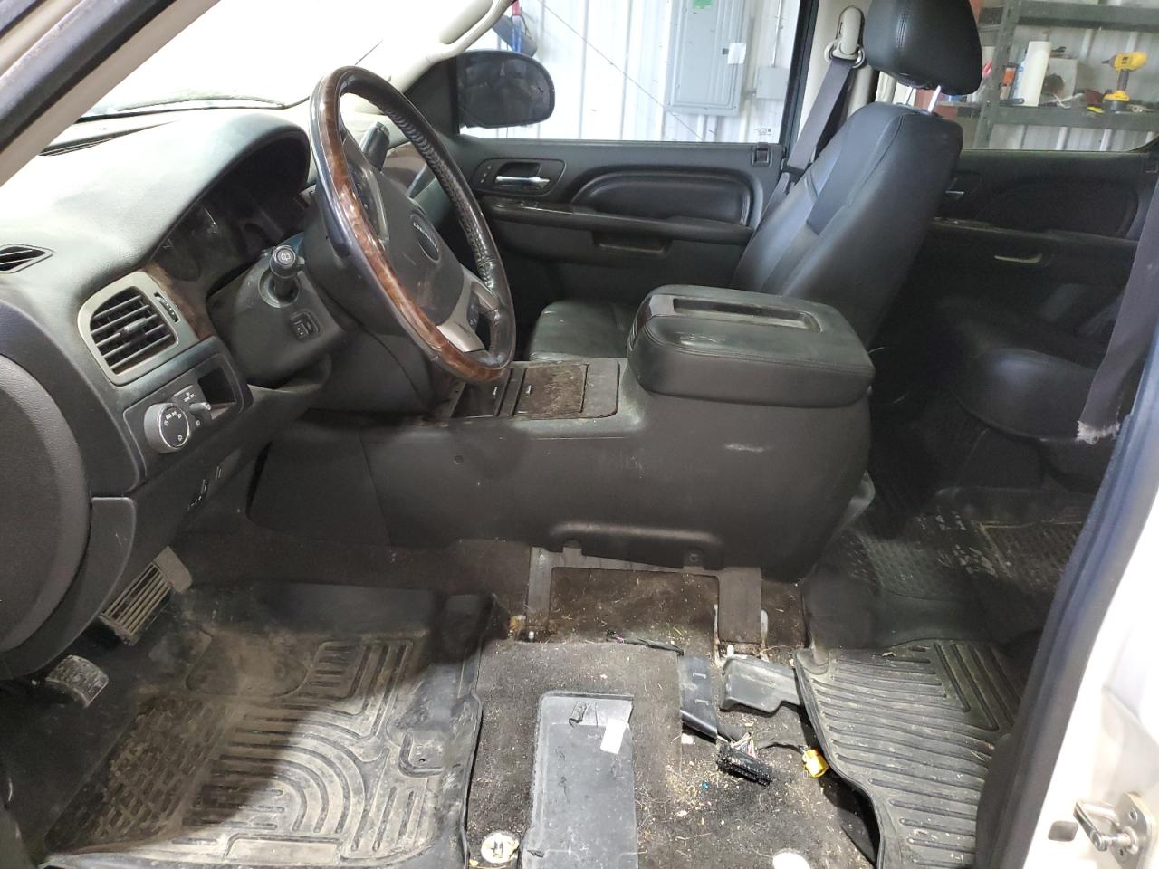 GMC Yukon Denali Image 7