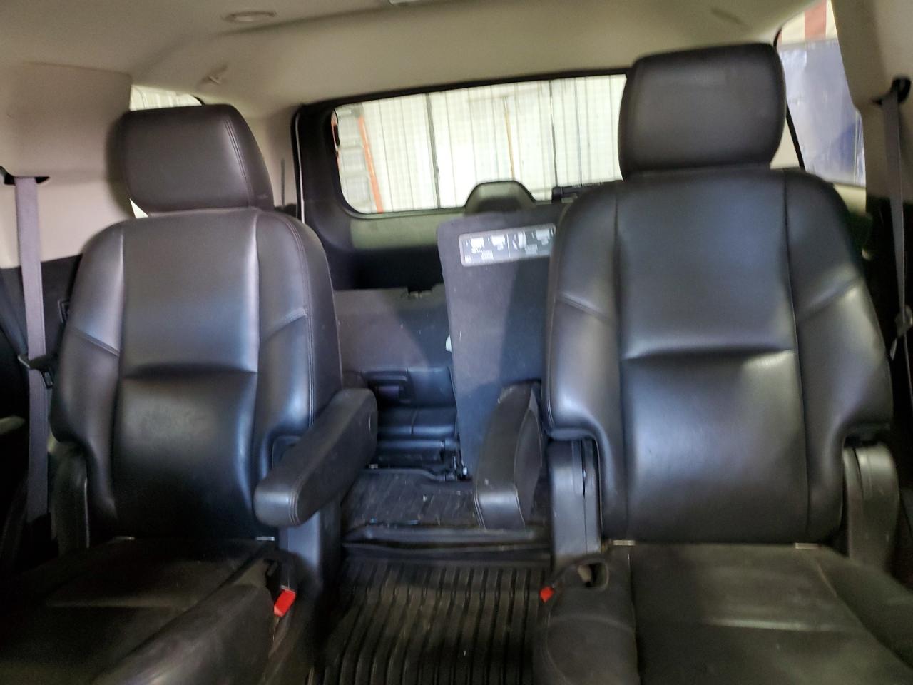 GMC Yukon Denali Image 5