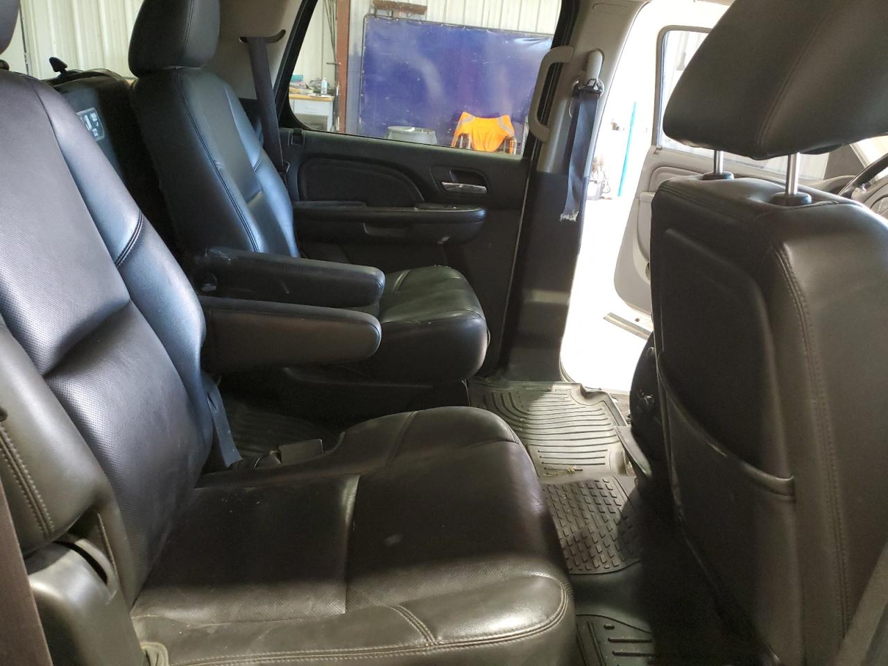 GMC Yukon Denali Image 12