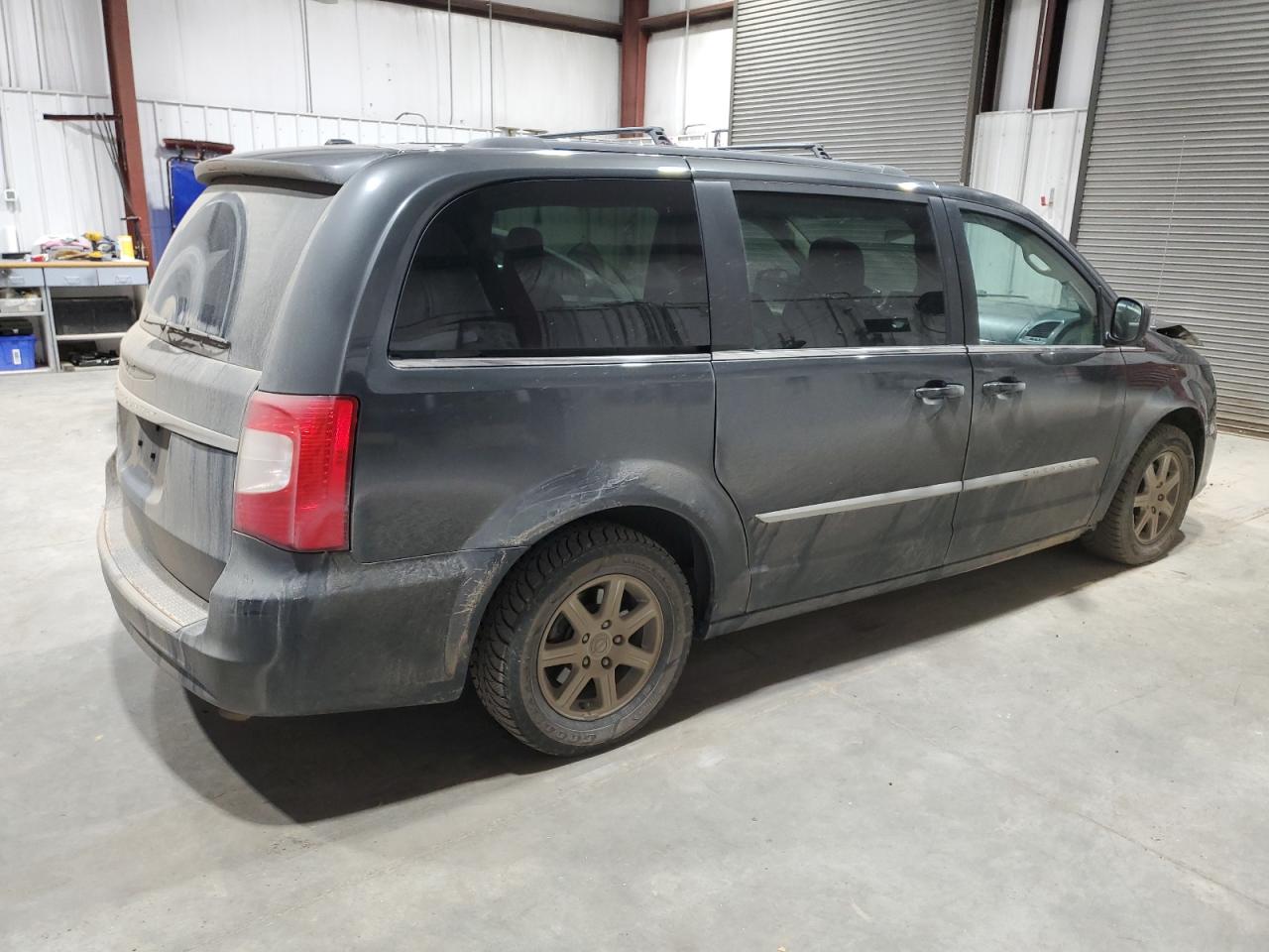 Chrysler Minivan Touring Image 3