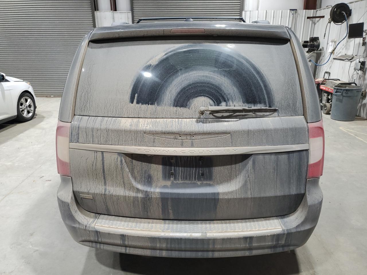 Chrysler Minivan Touring Image 6