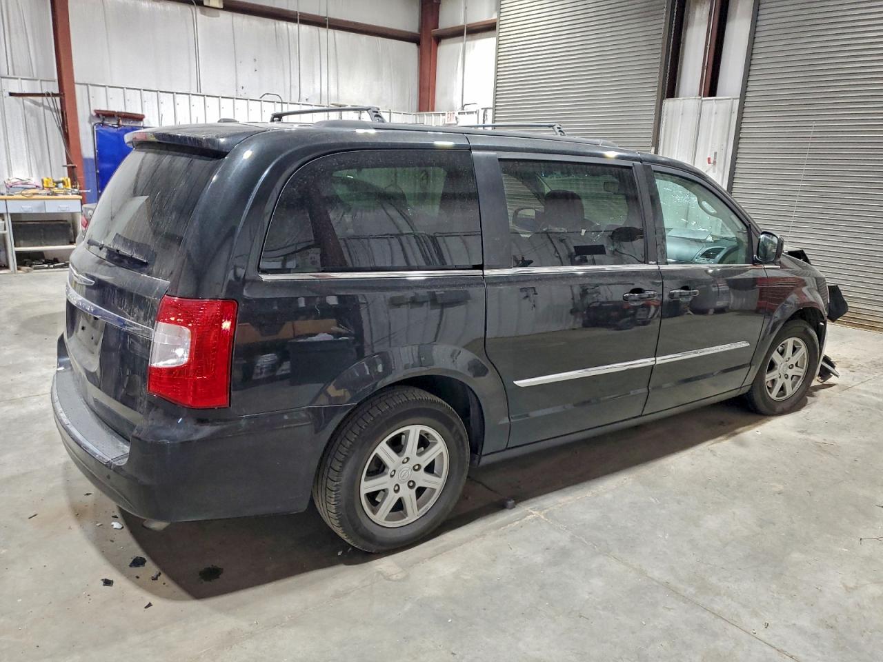 Chrysler Minivan Touring Image 2