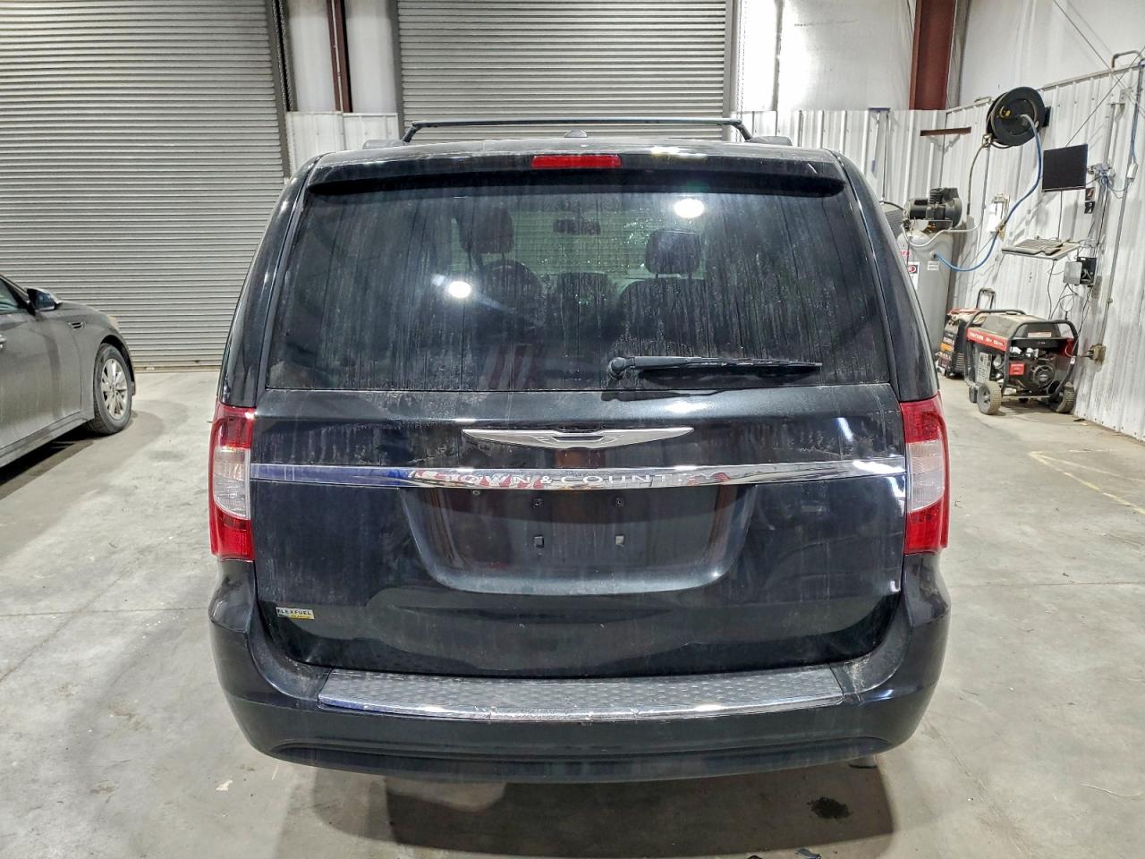 Chrysler Minivan Touring Image 4