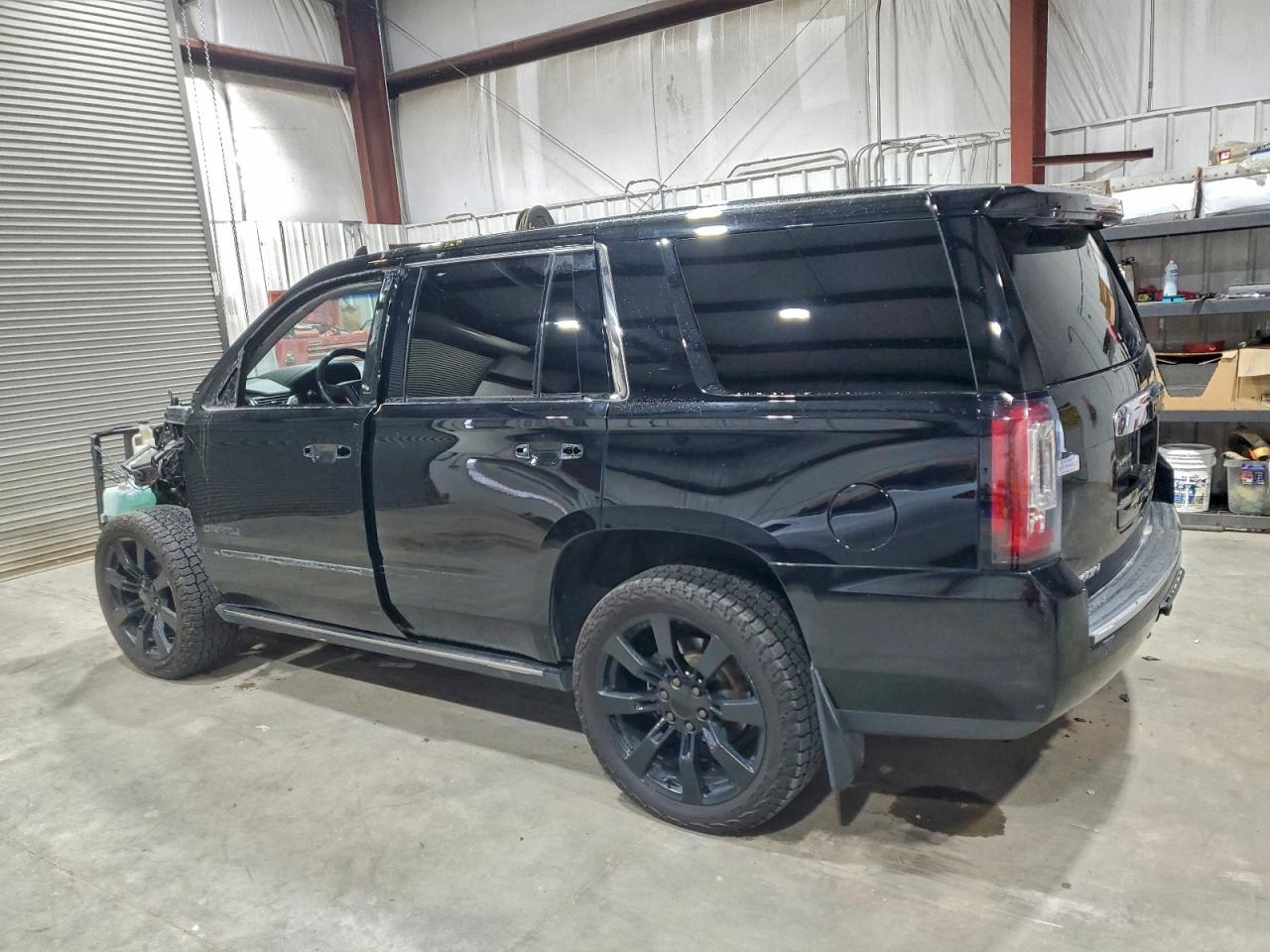 GMC Yukon Denali Image 4