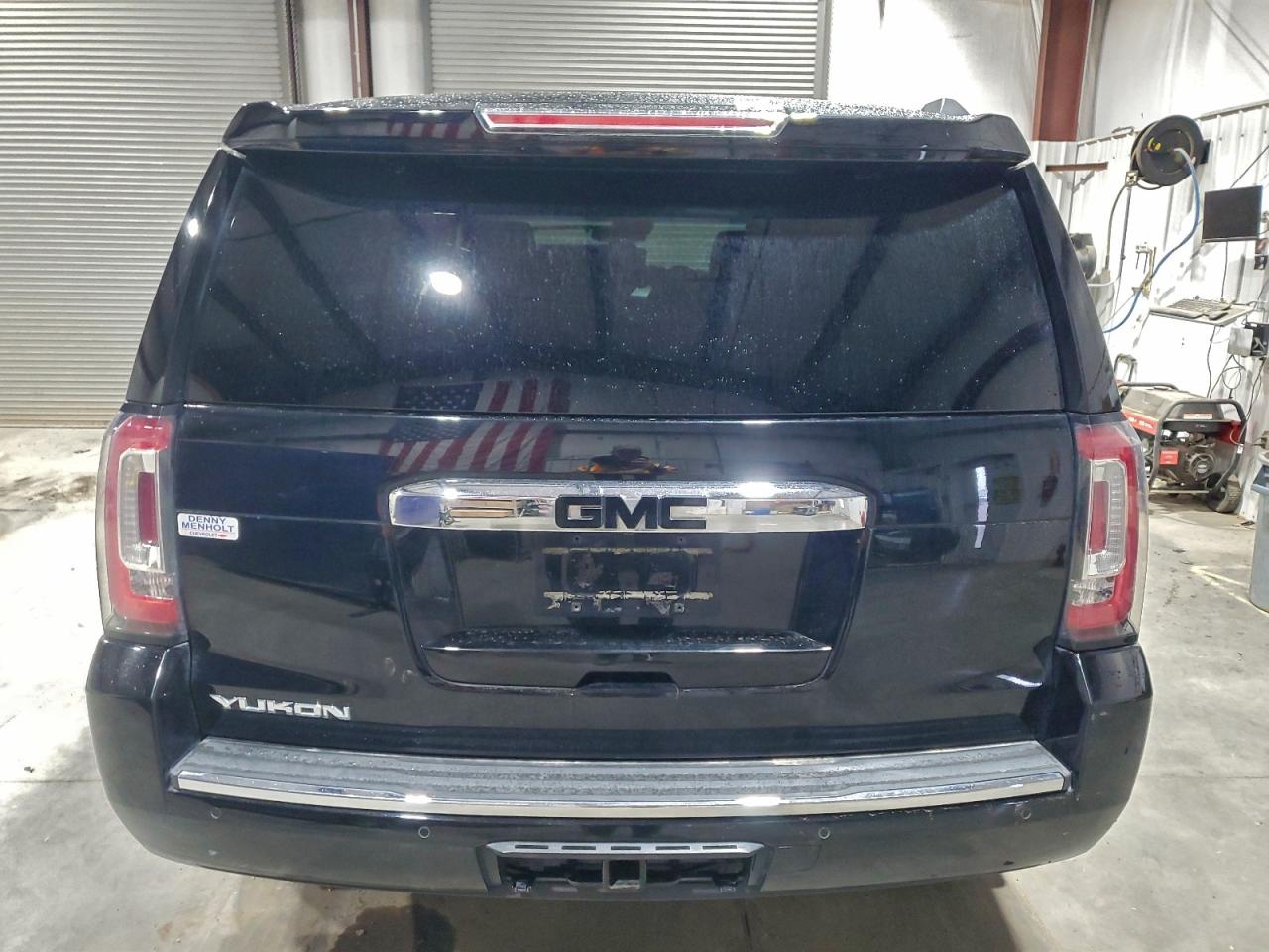 GMC Yukon Denali Image 6