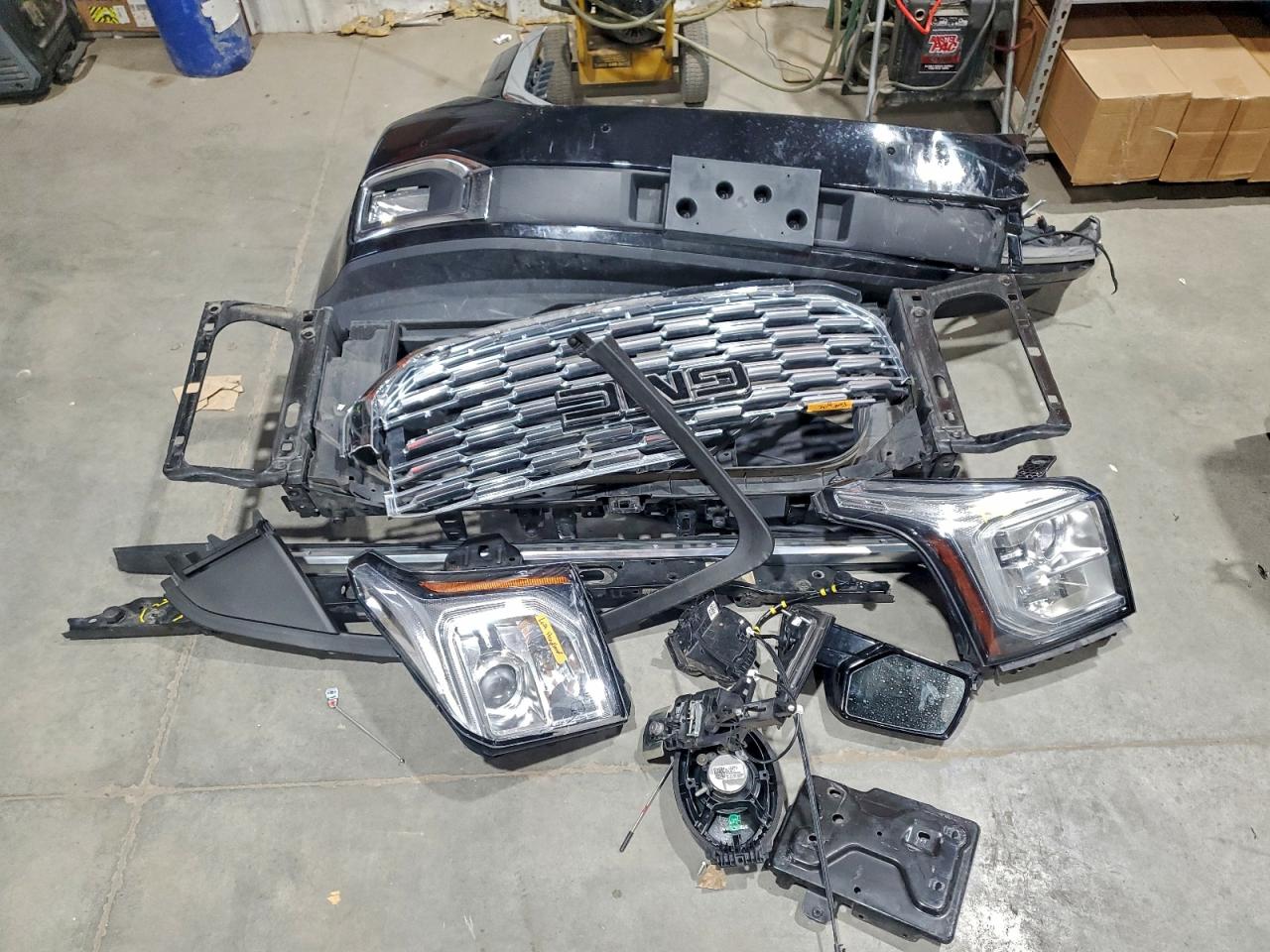 GMC Yukon Denali Image 12