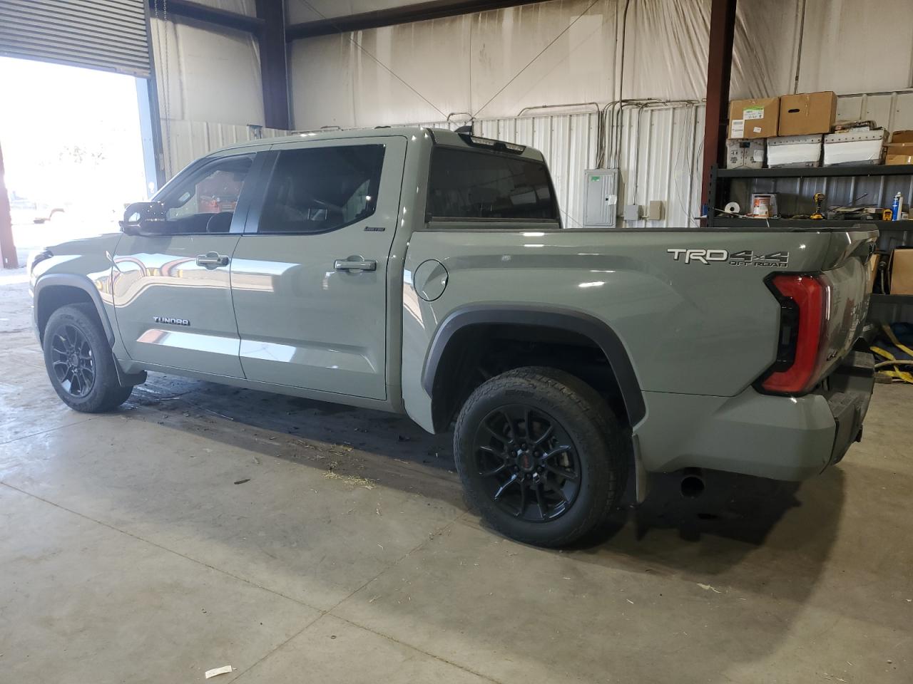 Toyota Tundra Crewmax Limited Image 2