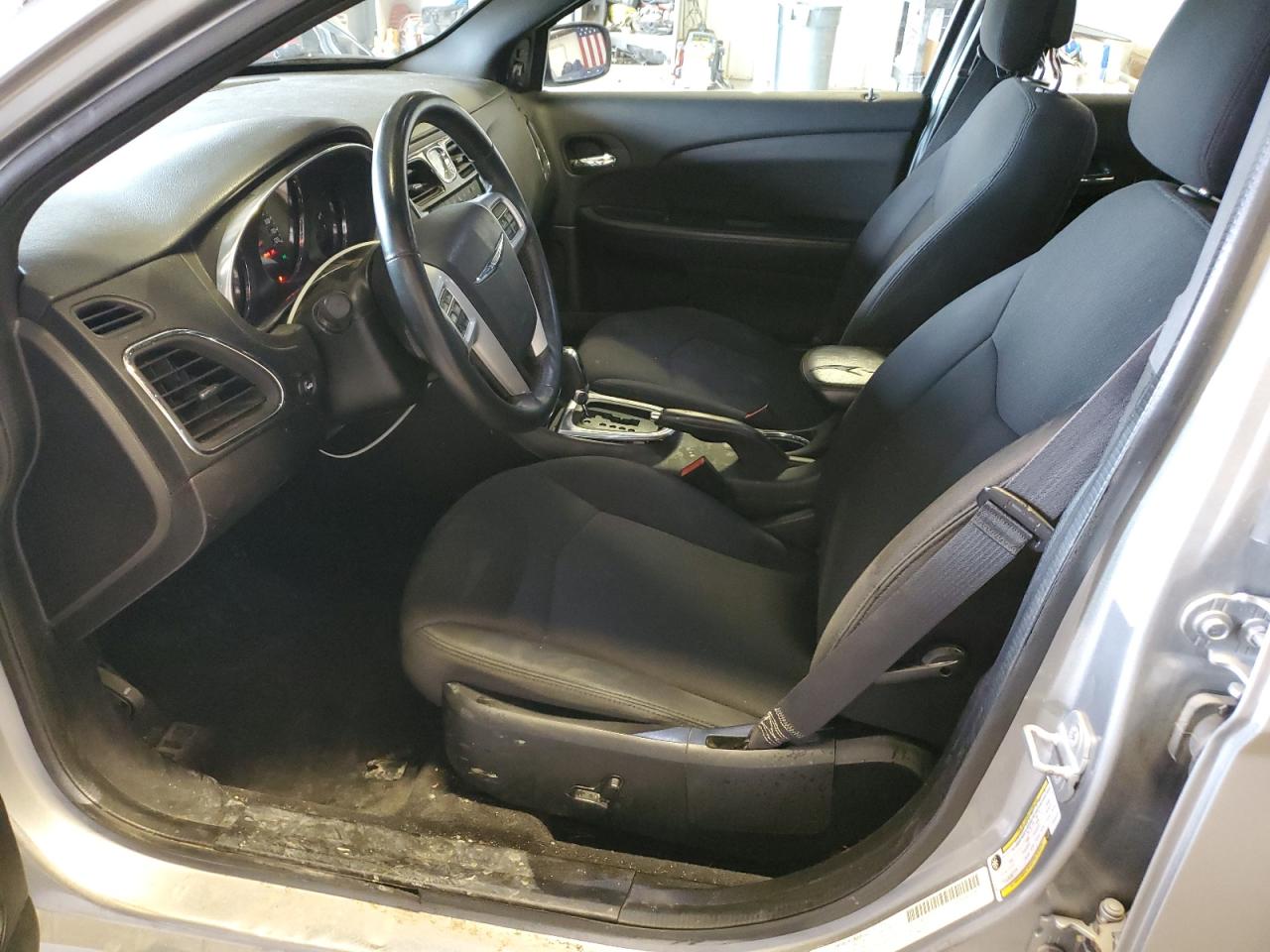 Chrysler 200 Touring Image 8