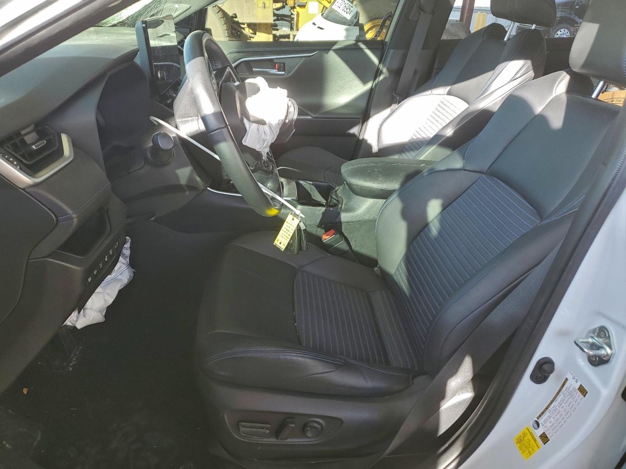 Toyota RAV4 Xse Image 3